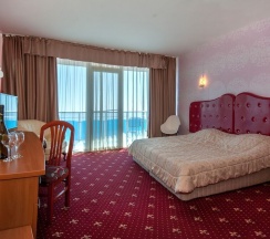 Двухместный номер Standard с балконом и с видом на море двуспальная кровать в Sirius Beach Hotel & SPA