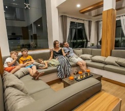 Двухместная семейная вилла двуспальная кровать в Happy Family Villa