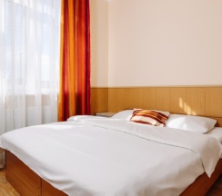 Стандарт с двуспальной и односпальными кроватями , видом на море до 4 гостей в Дельфин парк