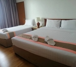 Трёхместный номер Deluxe в Diamond Plaza Hotel Suratthani