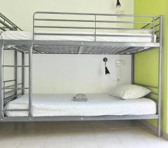 Кровать в общем номере с балконом и с красивым видом из окна в Lemongrass Hostel