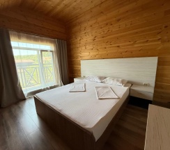 Шестиместный семейный люкс с видом на горы в Golden House Hotel