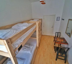Кровать в общем номере в The Monks Bunk Hostel & Bar