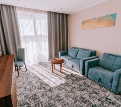 Двухместный люкс с частичным видом на море двуспальная кровать в Grand hotel Anapa