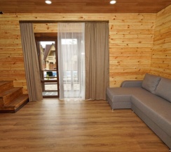 Коттедж с балконом и с красивым видом из окна в Диамант