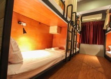 Кровать в общем номере в Thonglor Travellers Hostel & Cafe