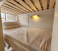 Кровать в общем номере в BEAT. Arts Hostel Chinatown