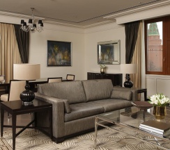 Номер люкс посольский с 1 двуспальной кроватью в Four Seasons Hotel Moscow