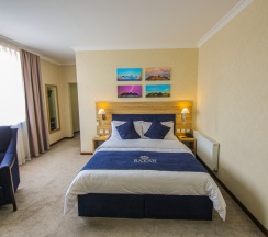 Двухместный номер Comfort с видом на город двуспальная кровать в Rayan Hotel Osh