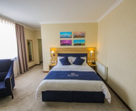 Двухместный номер Comfort с видом на город двуспальная кровать в Rayan Hotel Osh
