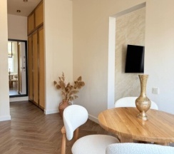 Просторная студия 43 м² с этническими акцентами и видом на море. в Как Дома 05