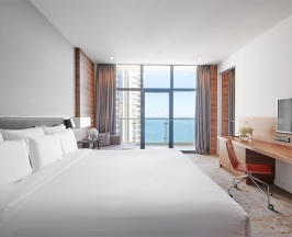 Номер Superior Suite, с видом на море - с двуспальной кроватью и диваном в Pullman Sochi Centre