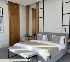 Двухместный полулюкс с красивым видом из окна двуспальная кровать в Neos Hotel