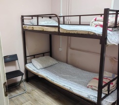 Кровать в 8-местном общем мужском номере в Only
