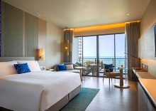 Номер Standard с балконом и с видом на море в Renaissance Pattaya Resort & Spa