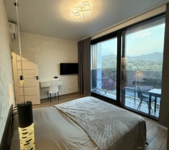 Четырёхместные апартаменты Premium с 3 комнатами с балконом и с видом на горы в Валентина