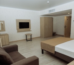 FAMILY JUNIOR SUITE с боковым видом на море и бассейн в Эмеральдика