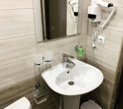 Люкс с 2 комнатами с балконом и с красивым видом из окна в Артика