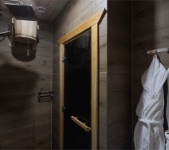 Лодж с купелью и сауной в лесной зоне в Пасторское озеро