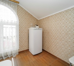 Четырёхместная комната с одной двуспальной и двумя односпальными кроватями в Чайка