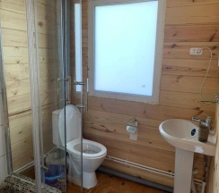 Коттедж улучшенный с 3 односпальными и 1 двуспальной кроватью в Аура Алтая