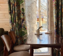 Двухместный коттедж с красивым видом из окна двуспальная кровать в Elki Domiki