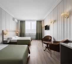 Семейный Полулюкс с 1 двуспальной и 1 односпальной кроватями в Ka Royal Hotel Boutique