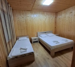 Трёхместный Домик с балконом и с красивым видом из окна в У Кристины