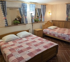 Трехместный номер с 2 раздельными кроватями в Колесо