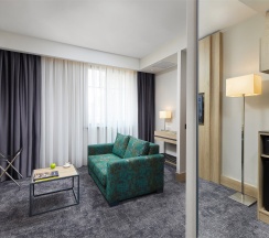 Номер Suite с двуспальной кроватью и диваном в Mercure