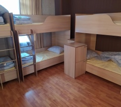 Кровать в 8-местном мужском номере в Диско