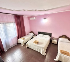 Четырехместный номер с балконом в Guest house city center