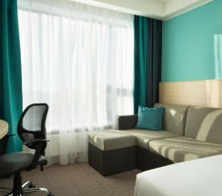 Номер стандарт с 1 двуспальной кроватью и диваном в Hampton by Hilton Moscow Strogino