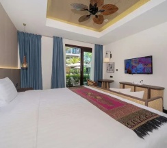 Двухместный номер Premier с балконом и с видом на бассейн двуспальная кровать в Howard Johnson by Wyndham Phuket Naiyang