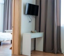 Двухкомнатный номер Люкс на трех-четырех гостей с балконом видом на море (корпус Б) в Оптимист