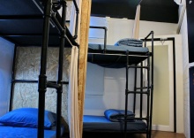 Кровать в общем номере (женский номер) с красивым видом из окна в See Hostel