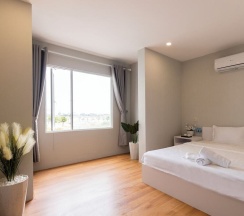 Двухместный номер Standard с видом на город двуспальная кровать в Cosmos Hotel Nha Trang