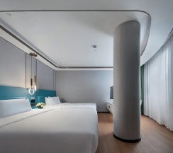 Четырёхместный семейный номер Standard с видом на город в Jinglai Hotel Jing'an District Store