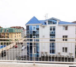 Четырёхместный номер "Делюкс" с балконом и красивым видом в Ростов