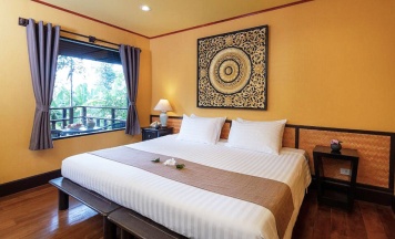 Двухместный номер Deluxe с балконом и с видом на сад двуспальная кровать в Baan Krating Phuket Resort