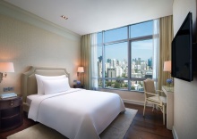 Люкс с 3 комнатами в Oriental Residence Bangkok