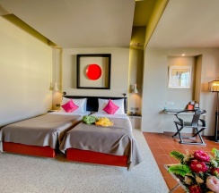 Двухместный семейный номер Deluxe с видом на горы в Sino House Phuket Hotel