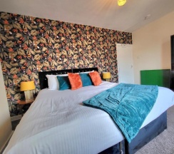 Апартаменты с 3 комнатами в 3 Bedroom Aprtmt at Sensational Stay Serviced Accommodation Aberdeen- Froghall Avenue