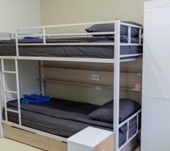 Двухкомнатный номер с двухъярусными кроватями в 33 Отель