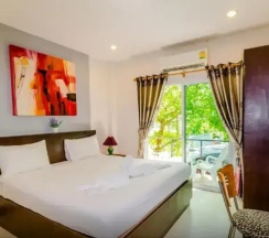 Двухместный номер Superior с балконом двуспальная кровать в Baan Yuyen Karon Guesthouse