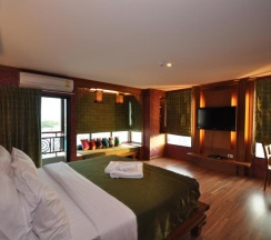 Люкс с частичным видом на море в Chalelarn Hotel