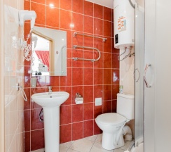 Улучшенная комната с двуспальной кроватью и диваном в Октавиана