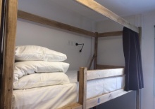 Кровать в 8-местном общем мужском номере №3 (удобства на этаже) в Hostel 65