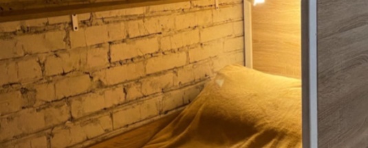 Верхний ярус в 15тиместном общем номере в Bird house Hostel
