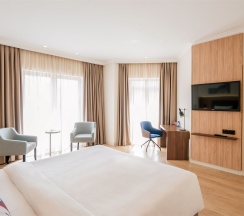 Представительский люкс с джакузи и террасой в Кортъярд Марриотт Сочи Красная Поляна